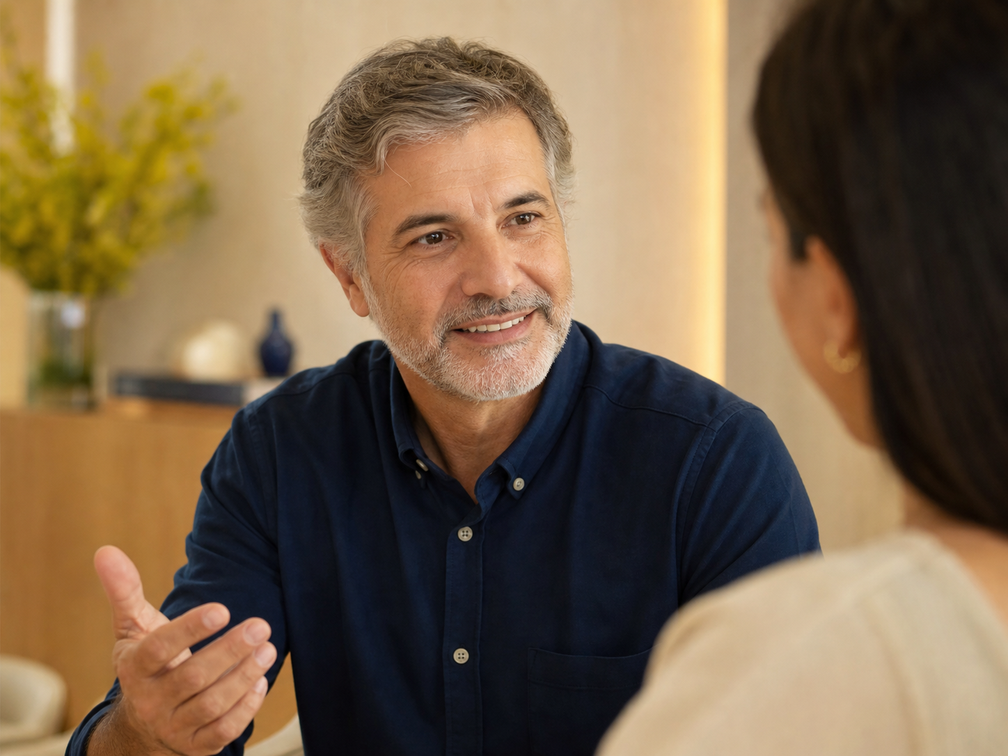 Homem conversando com confiança e segurança
